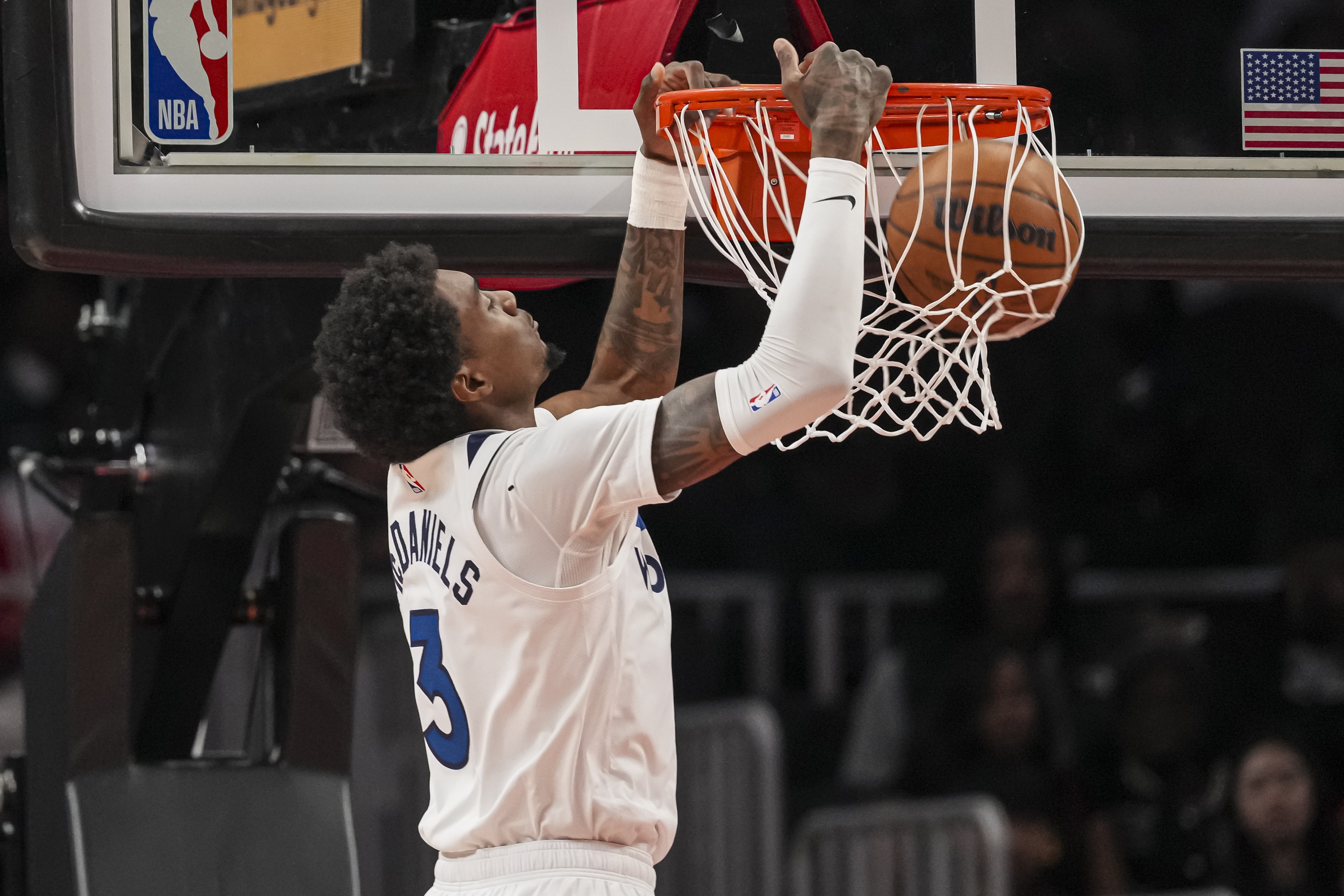 爱奇艺体育-身手全能!麦克丹尼尔斯9中6拿到17分6板5助2帽 三分6中4